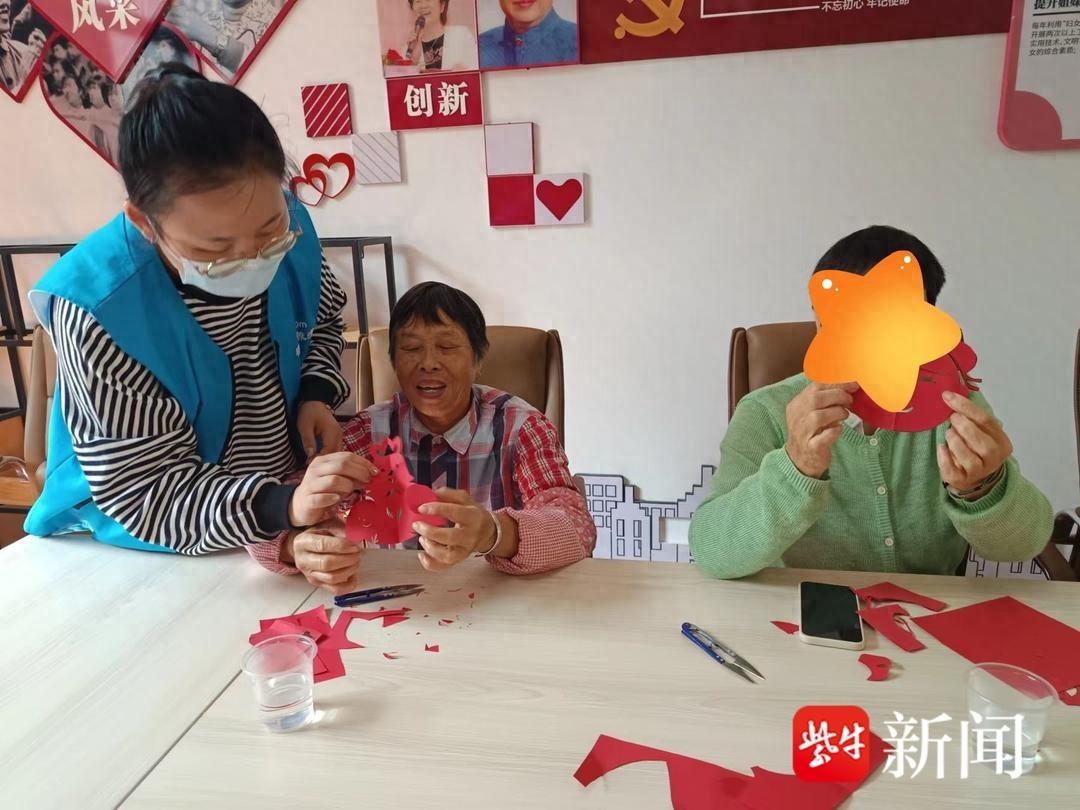 剪纸品糕，共庆重阳！这场活动让老人和残疾人都感受到了节日的喜悦
