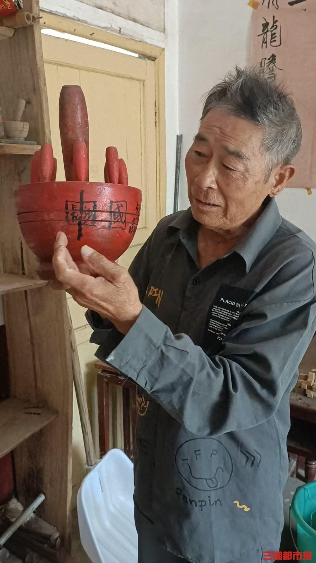 80 岁残疾老人 65 年坚持木工手艺，他的木雕工艺品到底有多神奇？  第1张