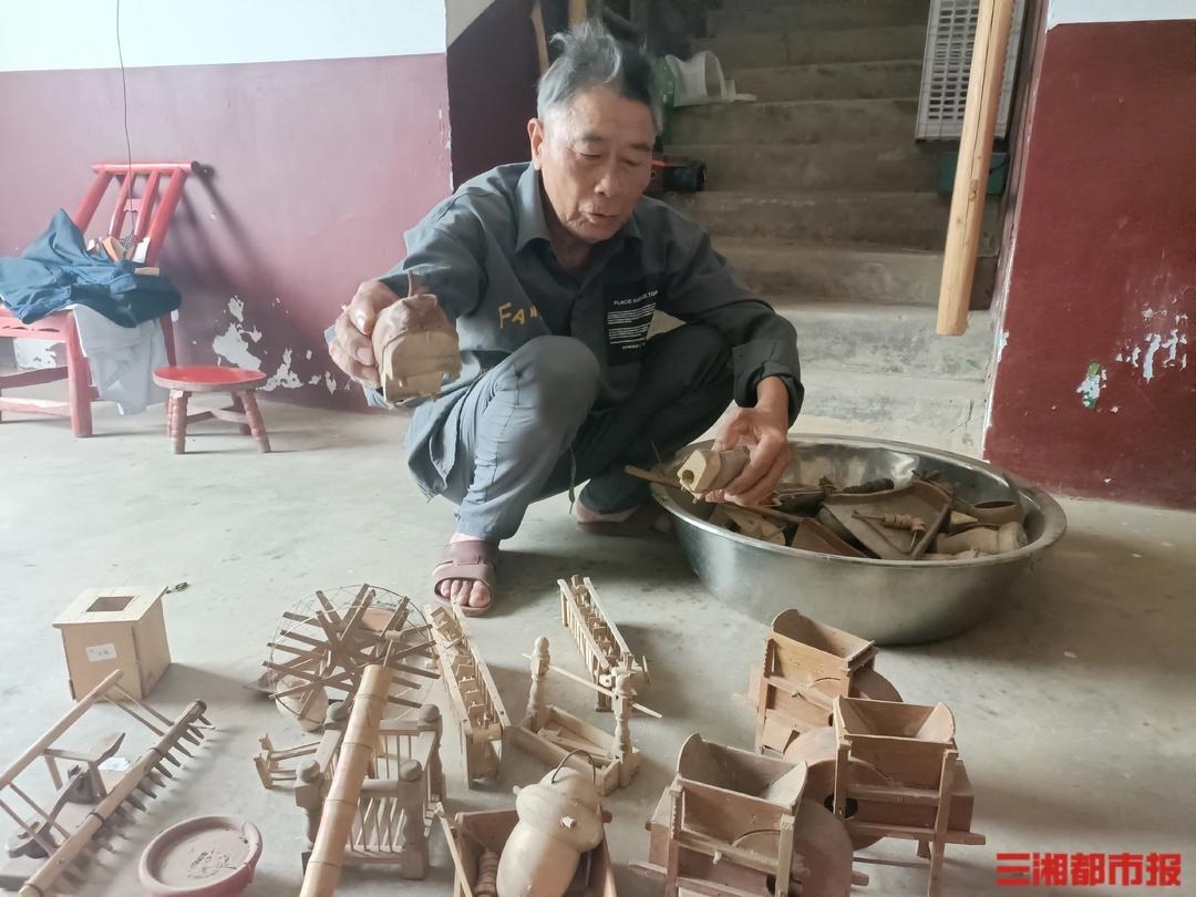 80 岁残疾老人 65 年坚持木工手艺，他的木雕工艺品到底有多神奇？  第2张