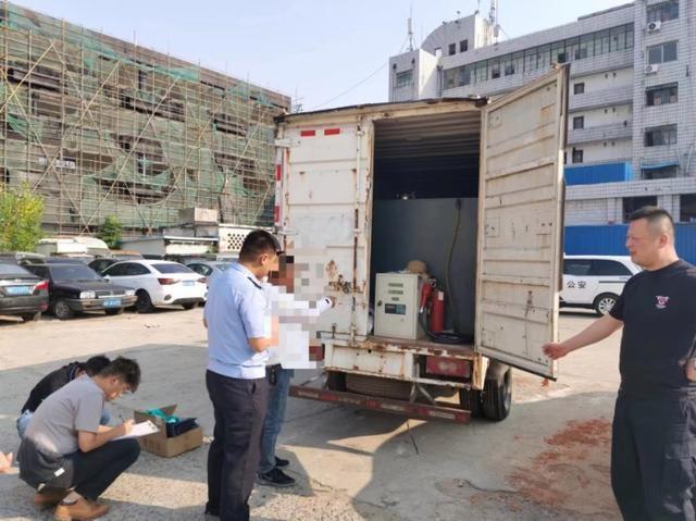 非法加油车被查扣！颍上县市场监管局联合警方拆除流动炸弹  第2张