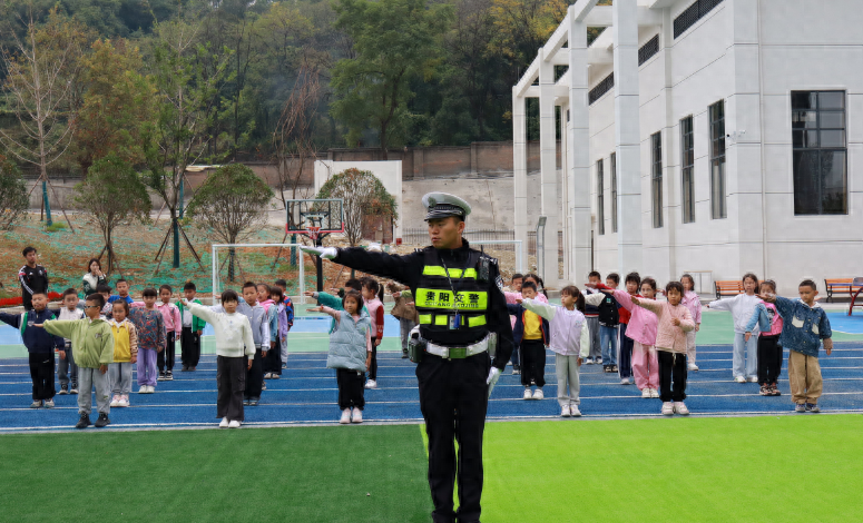 贵阳南明交警走进尚诚小学，教孩子们用手势守护交通安全  第1张