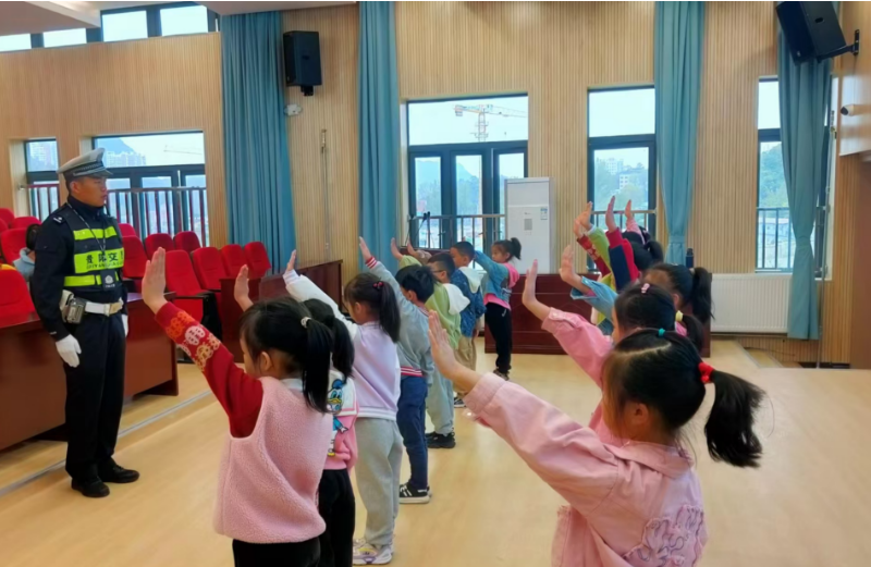 贵阳南明交警走进尚诚小学，教孩子们用手势守护交通安全  第2张