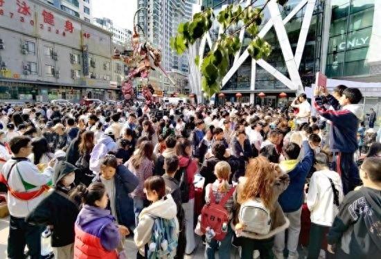 哈师大附中举办义卖会，39203.93 元善款将助力留守儿童  第1张
