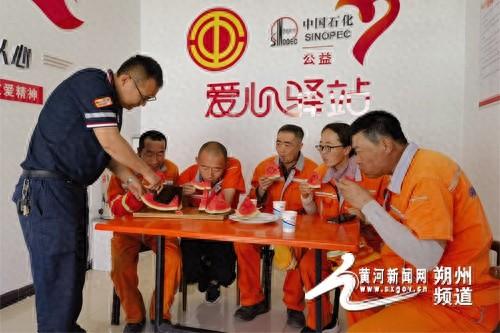 清凉一夏引发温暖故事，石化人与环卫工人心连心  第1张