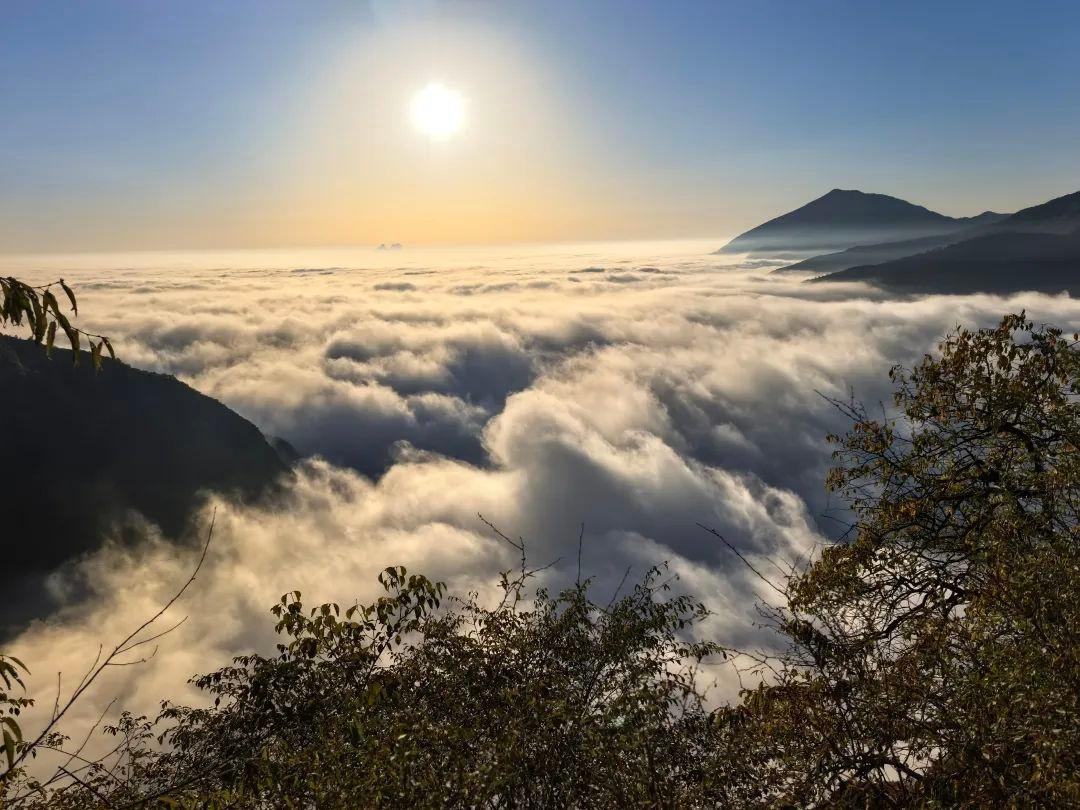 震撼！深秋的崆峒山如梦幻仙境，美得让人窒息  第2张