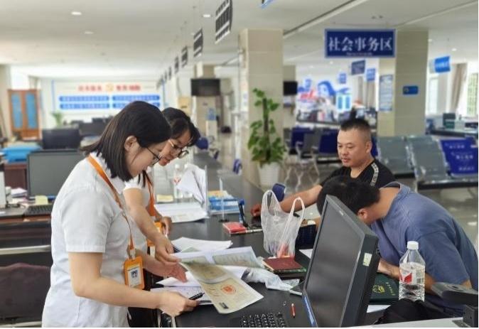 下班后还能办业务？勐腊县政务服务中心延时服务获群众高度认可  第2张