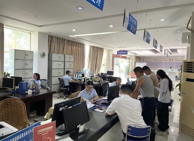 下班后还能办业务？勐腊县政务服务中心延时服务获群众高度认可  第3张