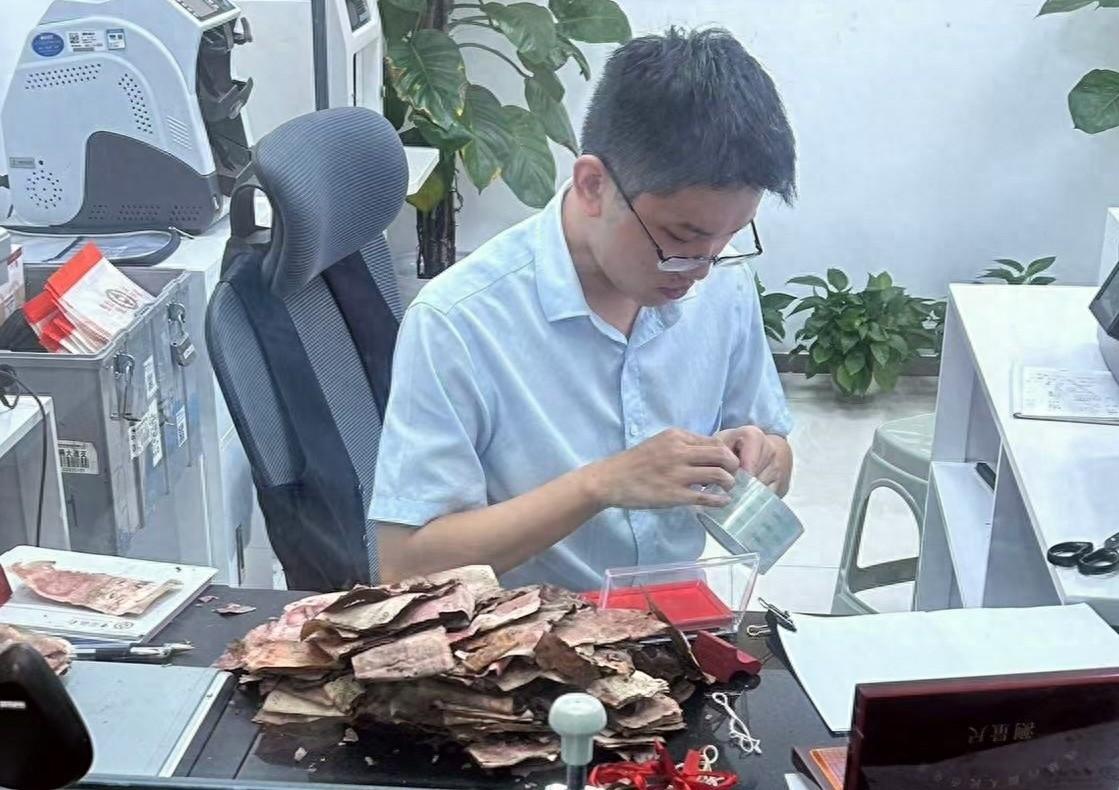 一万元钞票霉烂成渣，竟还能兑换 9600 元！你知道怎么做到的吗？  第1张
