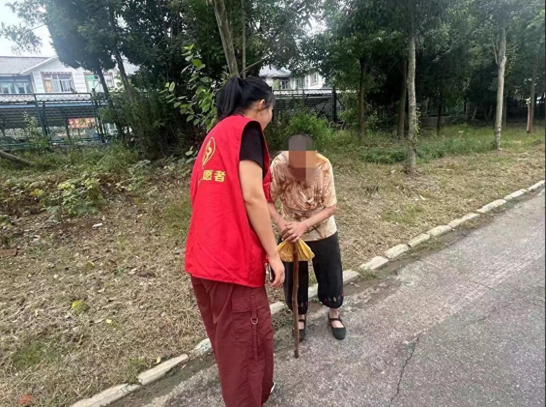 八旬老人迷路找不到家，社区工作人员和居民携手帮其团聚