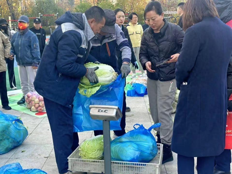 秋菜大集进小区，物业这波操作太贴心了  第1张