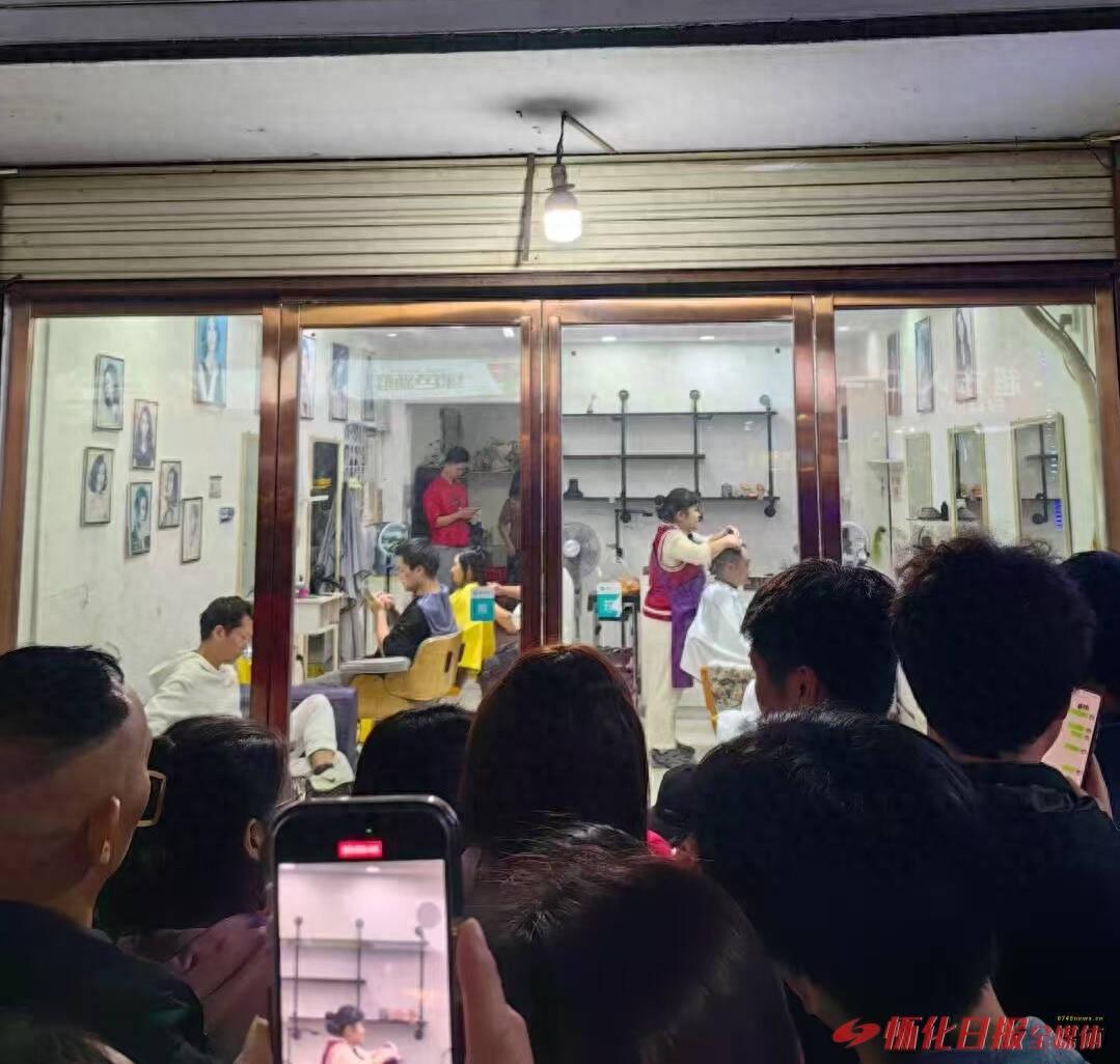 听得懂话的理发师晓华爆火，背后原因令人动容
