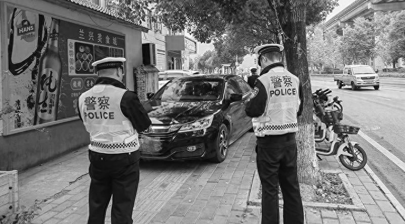 平利县公安局交管大队持续整治乱停乱放，确保道路畅通  第1张