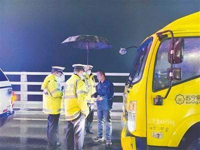 雨夜高架严查货车，交警守护城市大动脉