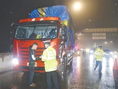 雨夜高架严查货车，交警守护城市大动脉  第2张