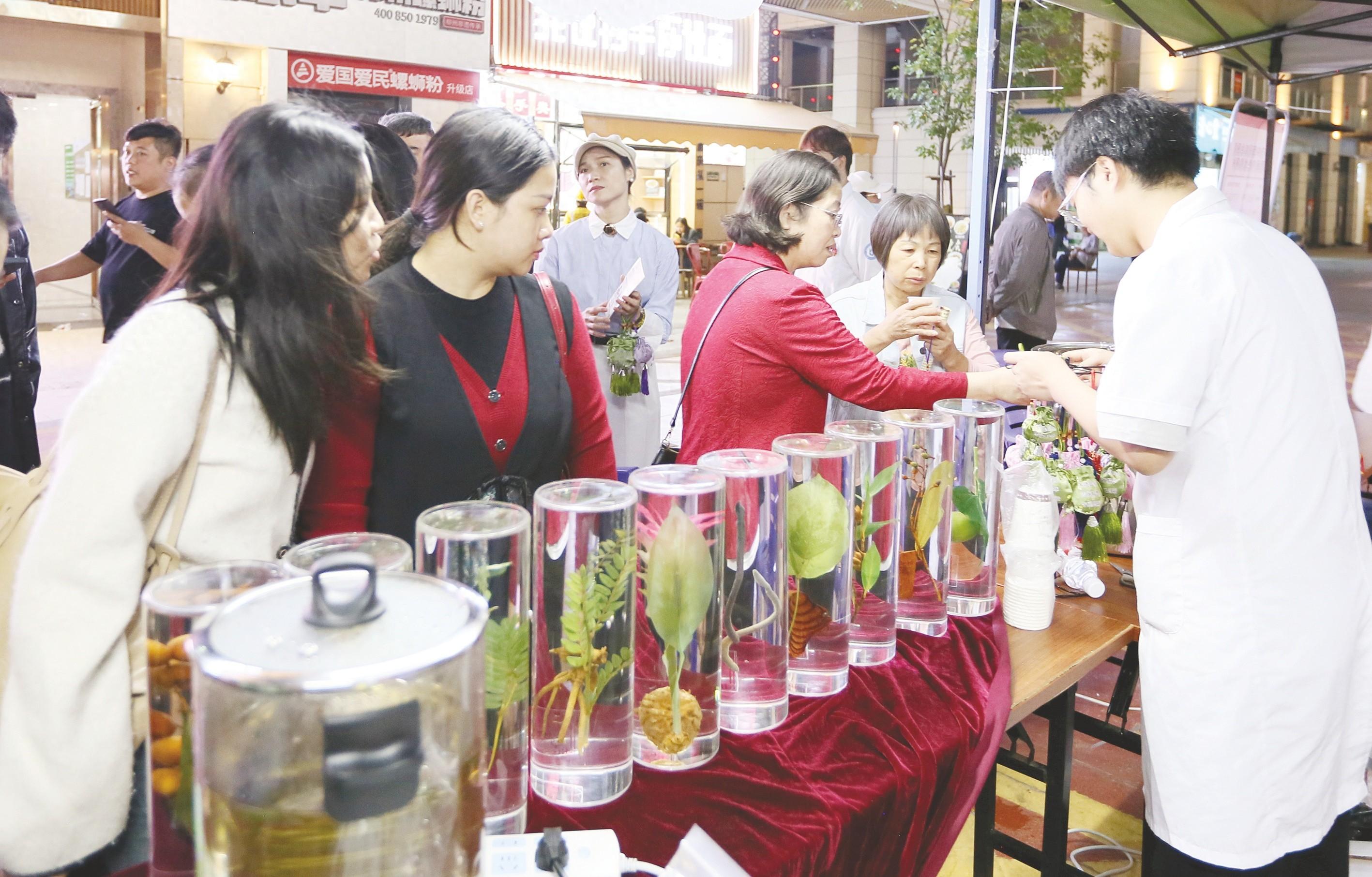 南宁各医疗机构纷纷推出中医药文化夜市，你体验过了吗？