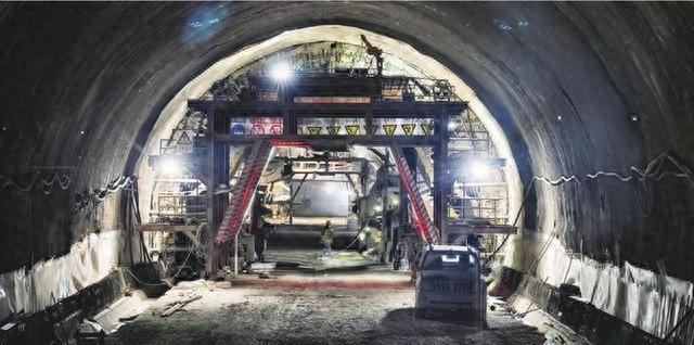 凌绥高速公路白狼山 2 号隧道提前 50 天贯通，2025 年 10 月全线通车  第1张