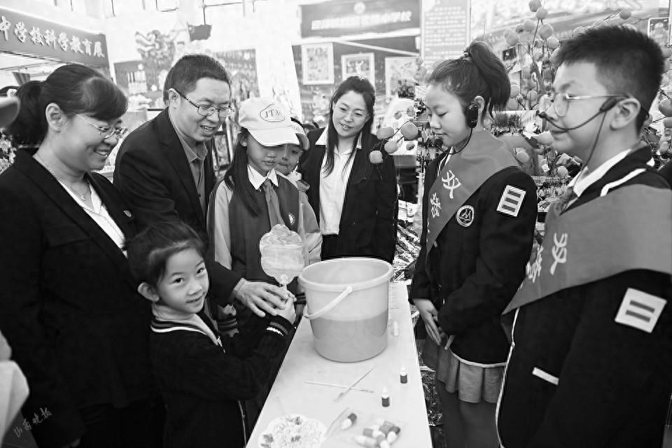 迎泽区科技展：废旧纸片变身凌霄双塔，学生作品惊艳全场