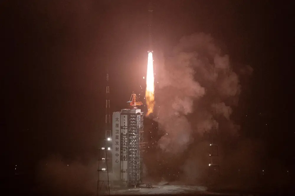 长征四号乙运载火箭点火升空，成功将海洋盐度探测卫星送入预定轨道