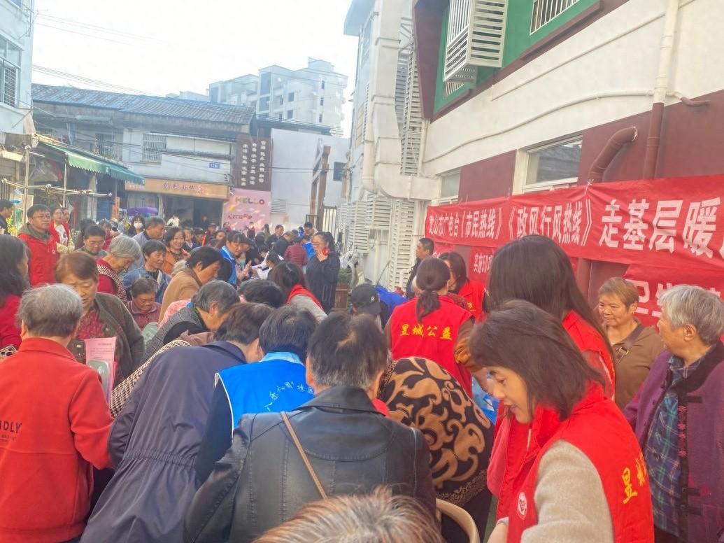 昱东街道水心亭社区开展爱心义诊，为居民健康保驾护航