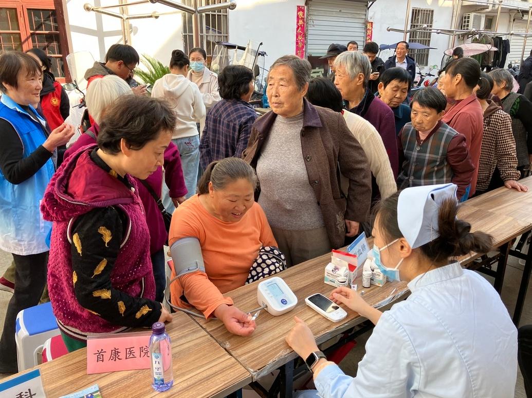 昱东街道水心亭社区开展爱心义诊，为居民健康保驾护航  第2张