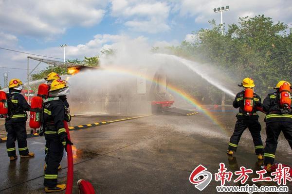 国内首次！226 名消防队员实战演练航空器真火应急救援  第2张