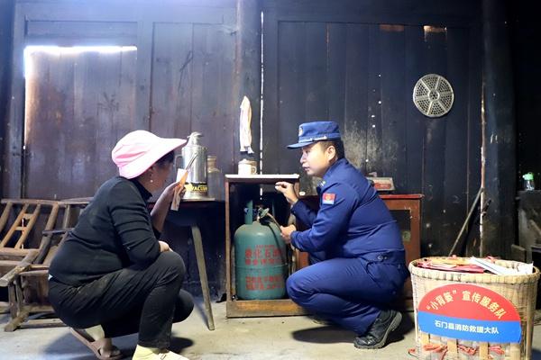 小背篓宣传服务队开启冬防宣传之旅，为村民安全保驾护航  第2张