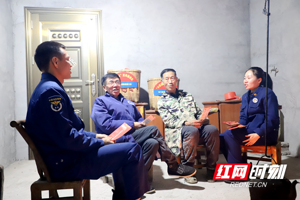 小背篓宣传服务队开启冬防宣传之旅，为村民安全保驾护航  第3张