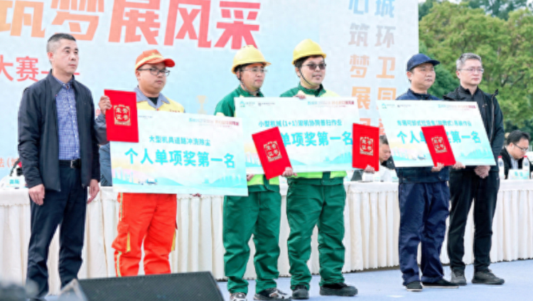 重庆 33 岁环卫老司机，在成都环卫标兵技能大赛中获大奖