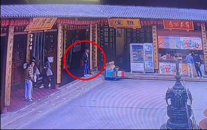 男子自制盗窃工具，专挑寺庙功德箱下手，每次还先假装拜一拜  第1张