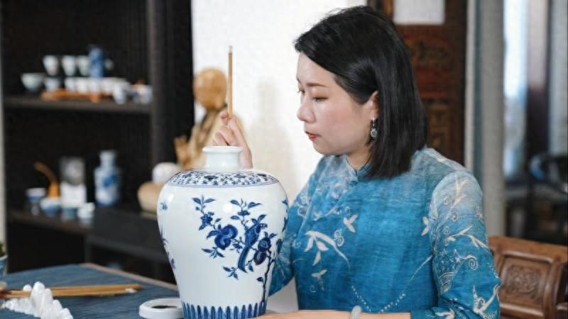 她竟用鹦鹉将传统青花艺术推向新高度  第1张