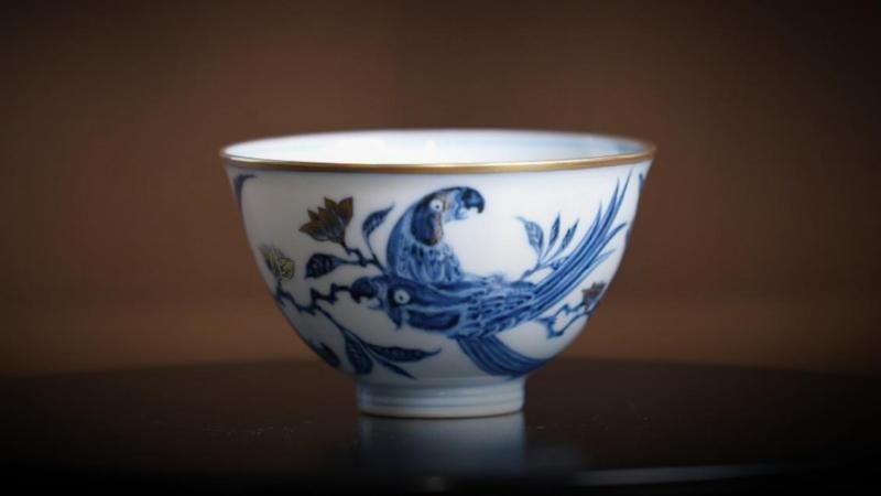 她竟用鹦鹉将传统青花艺术推向新高度  第3张