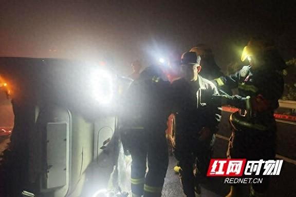 轿车侧翻两人被困，消防紧急救援化险为夷  第1张