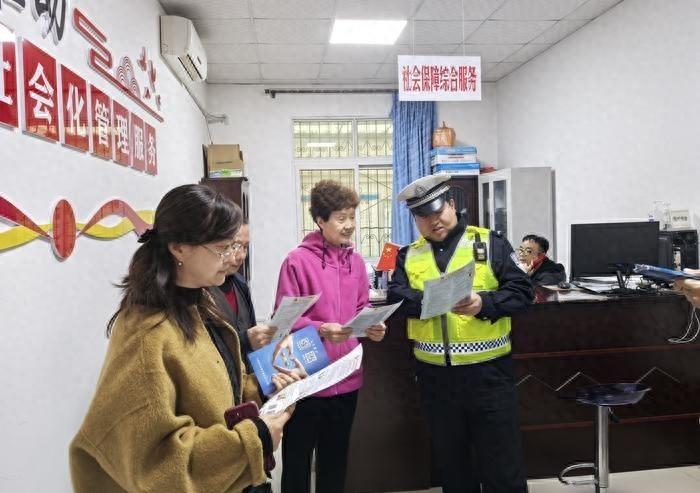 11 月 13 日，汉中交警大队开展交通安全宣传活动，你参加了吗？  第1张