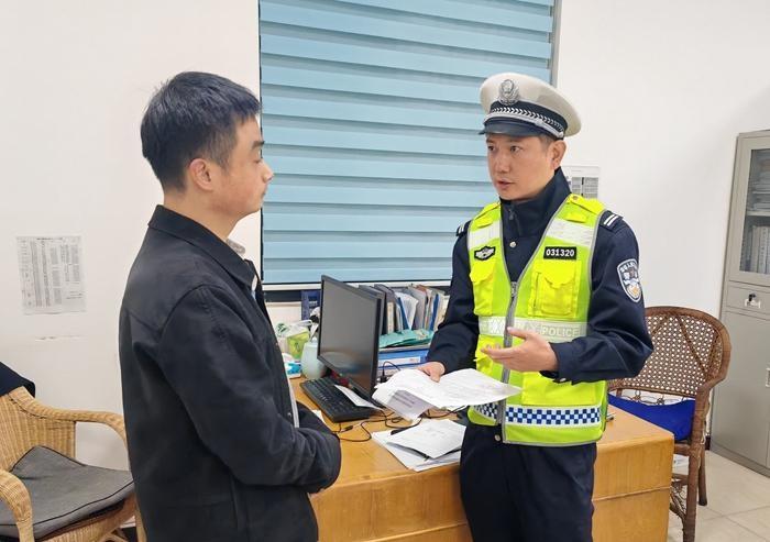 11 月 13 日，汉中交警大队开展交通安全宣传活动，你参加了吗？  第2张