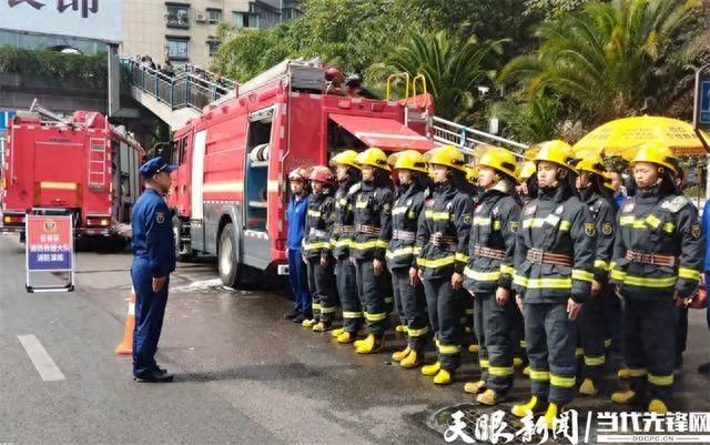 云岩消防开展老旧小区拉动演练，应对复杂救援挑战