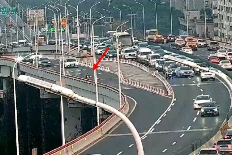 男子竟在南浦大桥上徒步，究竟为何？民警紧急出动