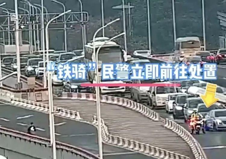 男子竟在南浦大桥上徒步，究竟为何？民警紧急出动  第2张