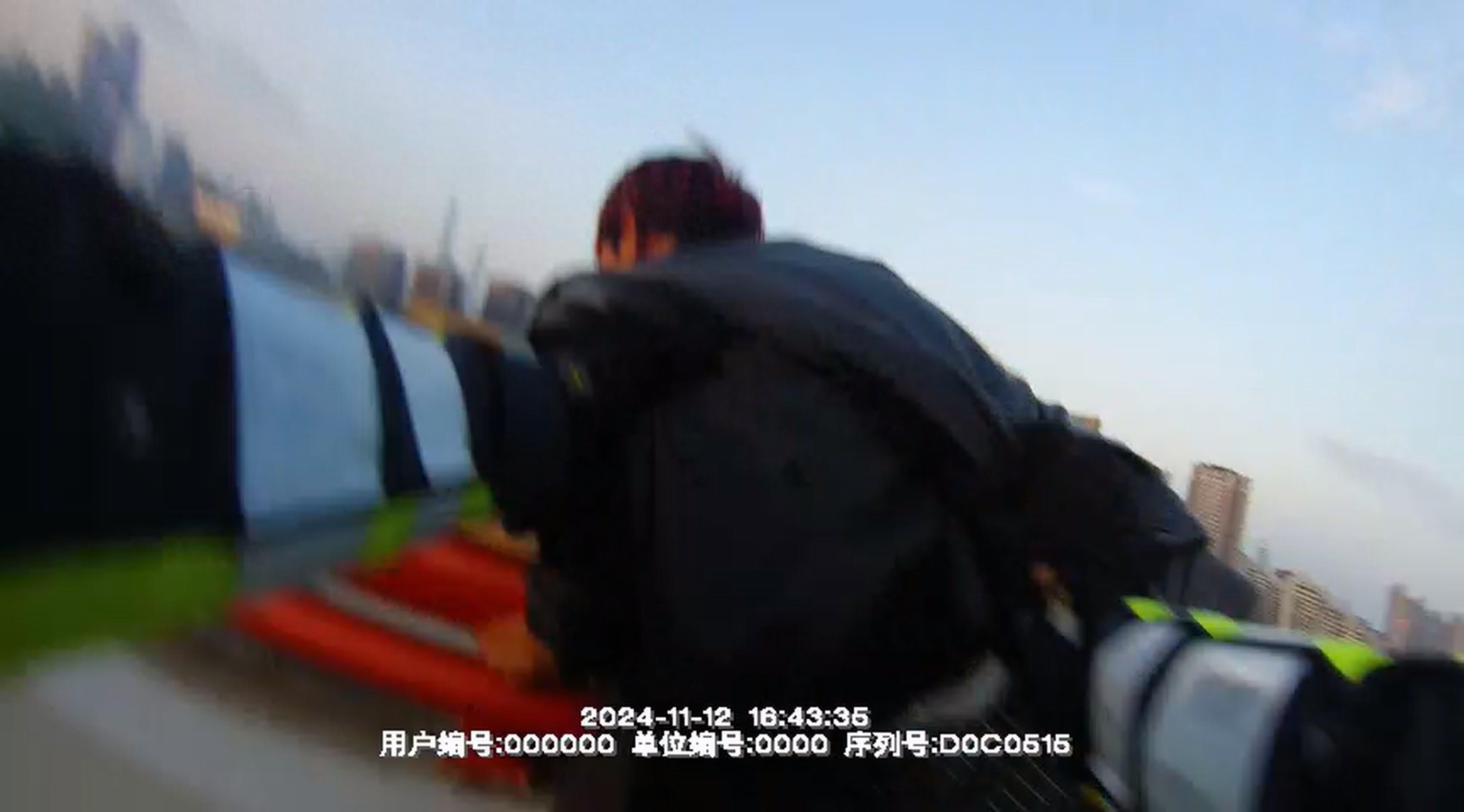 惊险！男子欲轻生徒步上高架，浦东交警铁骑紧急救援  第1张