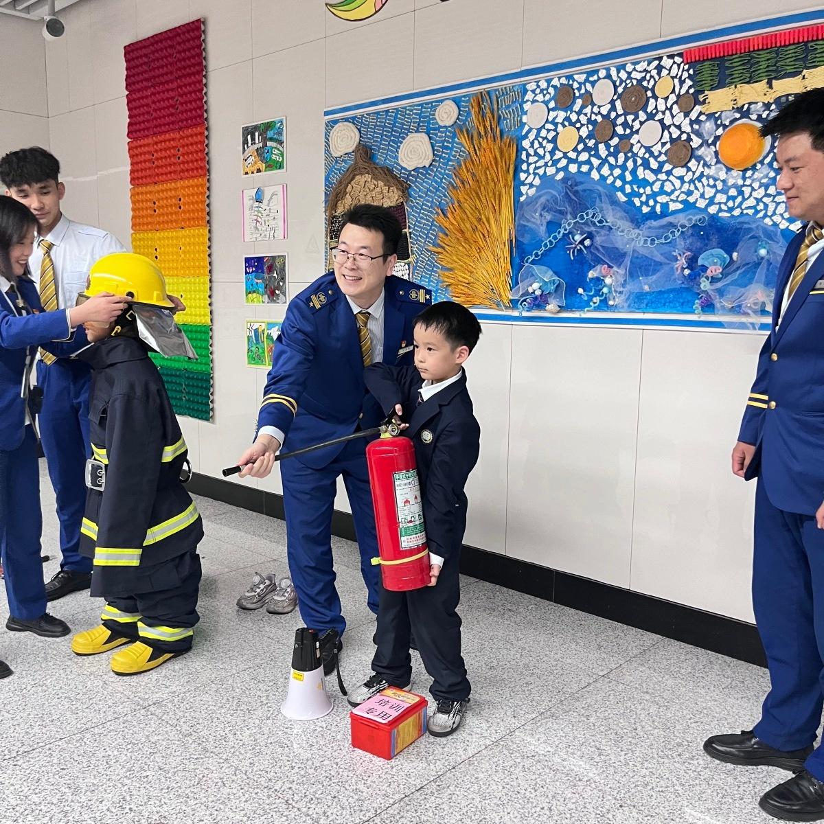 郑州地铁竟用废旧物品创造出了一个神奇的世界  第2张
