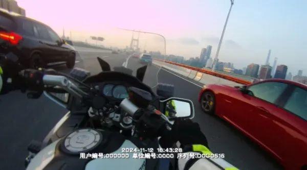 突发！男子徒步上高架欲轻生，交警铁骑迅速出动成功救援  第2张
