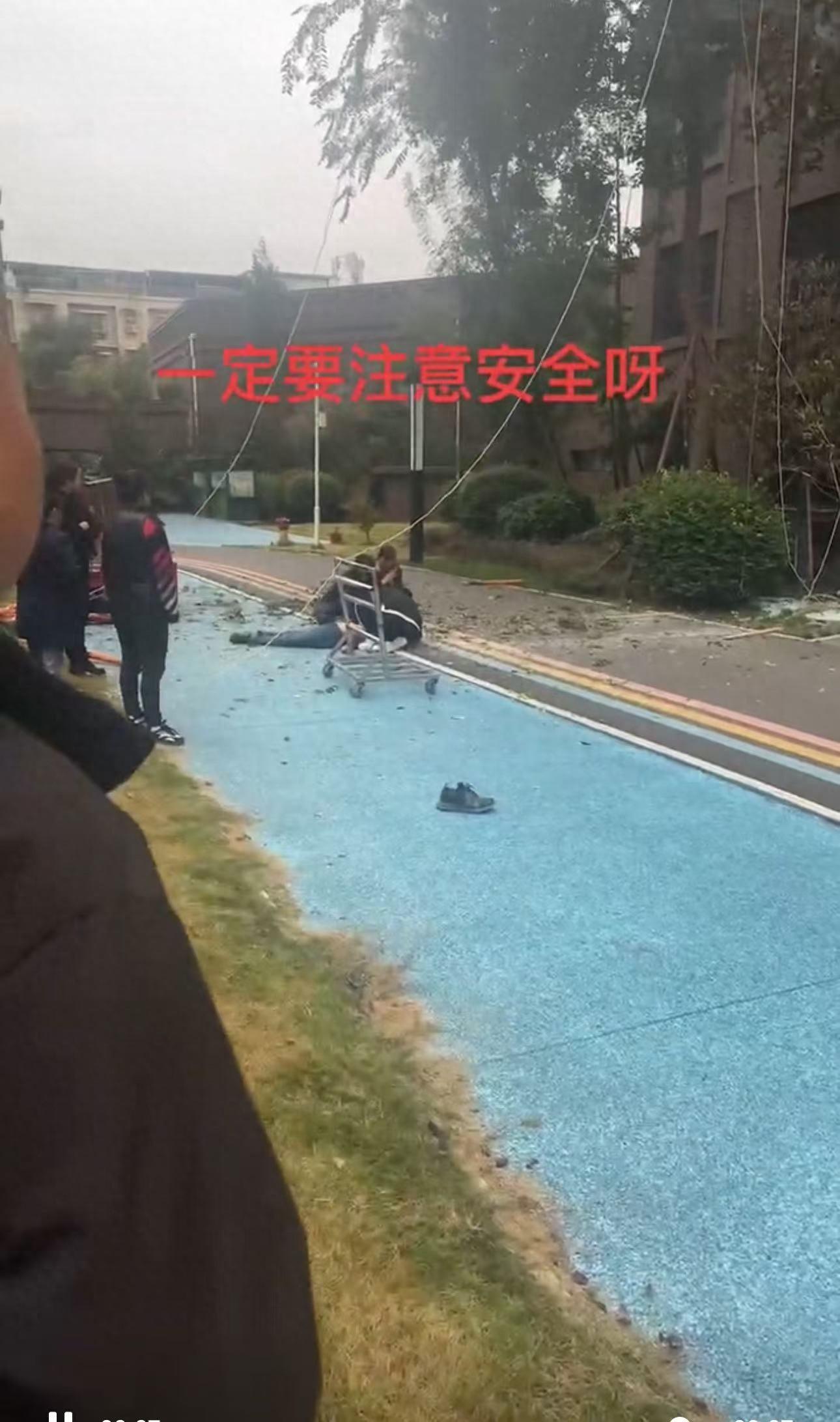 绵阳一工人安装玻璃时竟从 19 楼坠落