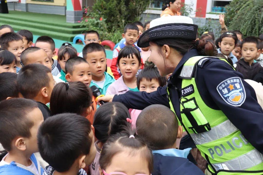 漳县交警大队持续开展宣传阵地建设活动，为校园交通安全保驾护航  第2张