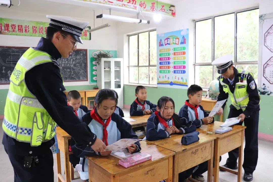 漳县交警大队持续开展宣传阵地建设活动，为校园交通安全保驾护航  第3张