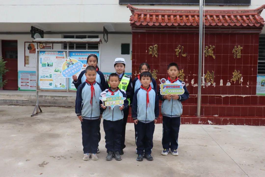 漳县交警大队持续开展宣传阵地建设活动，为校园交通安全保驾护航  第4张