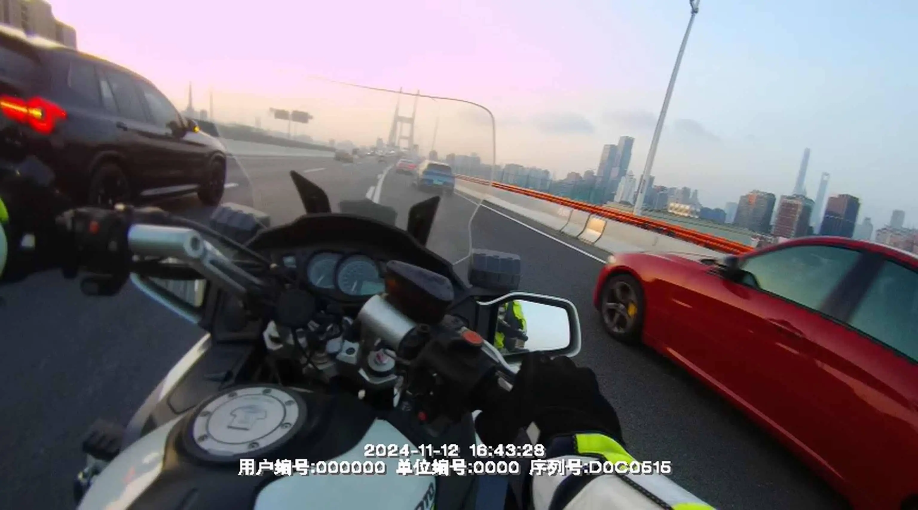 晚高峰男子徒步上桥欲轻生，上海骑警飞扑相救，这一幕太惊险  第2张