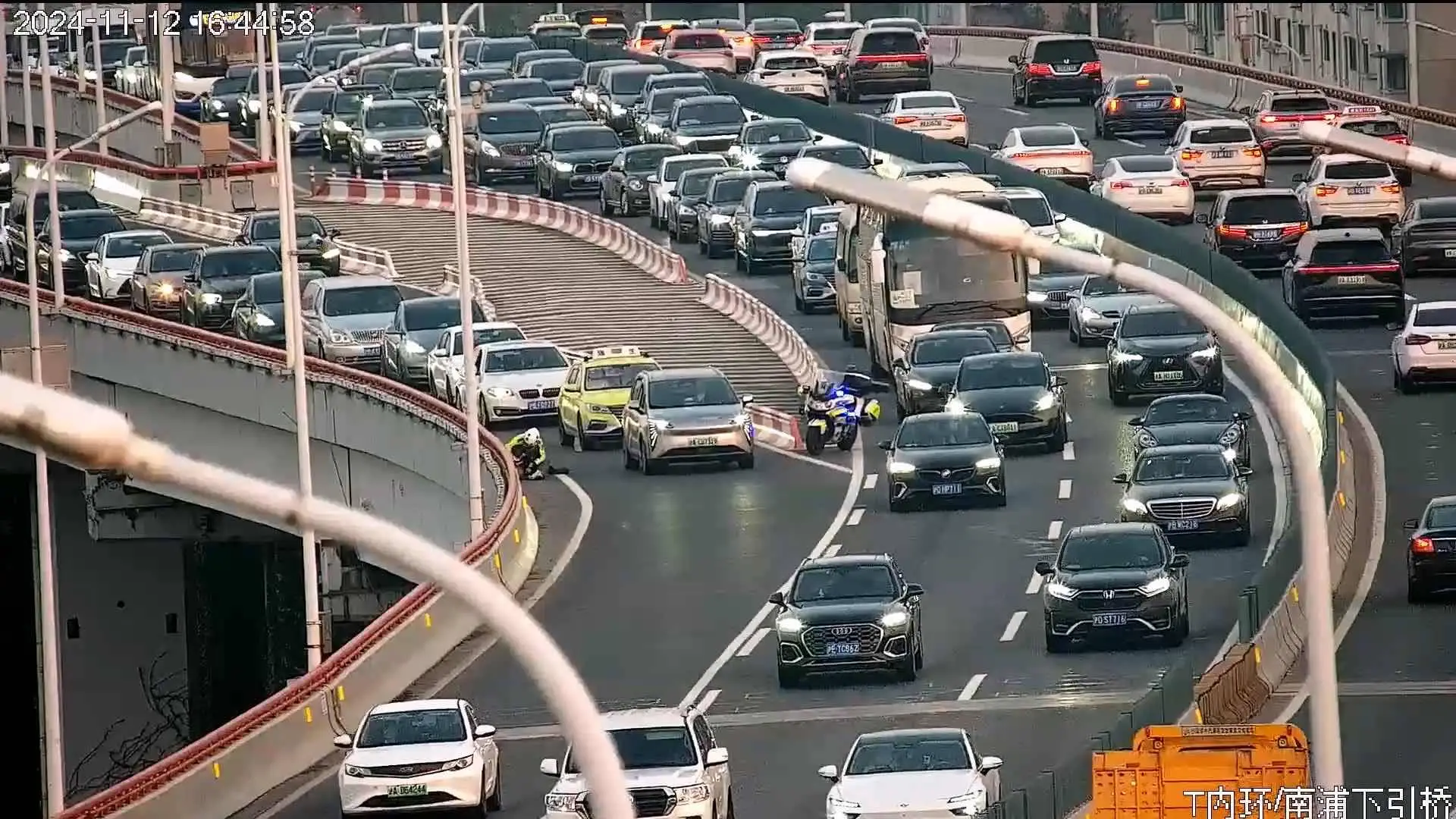 晚高峰男子徒步上桥欲轻生，上海骑警飞扑相救，这一幕太惊险  第4张
