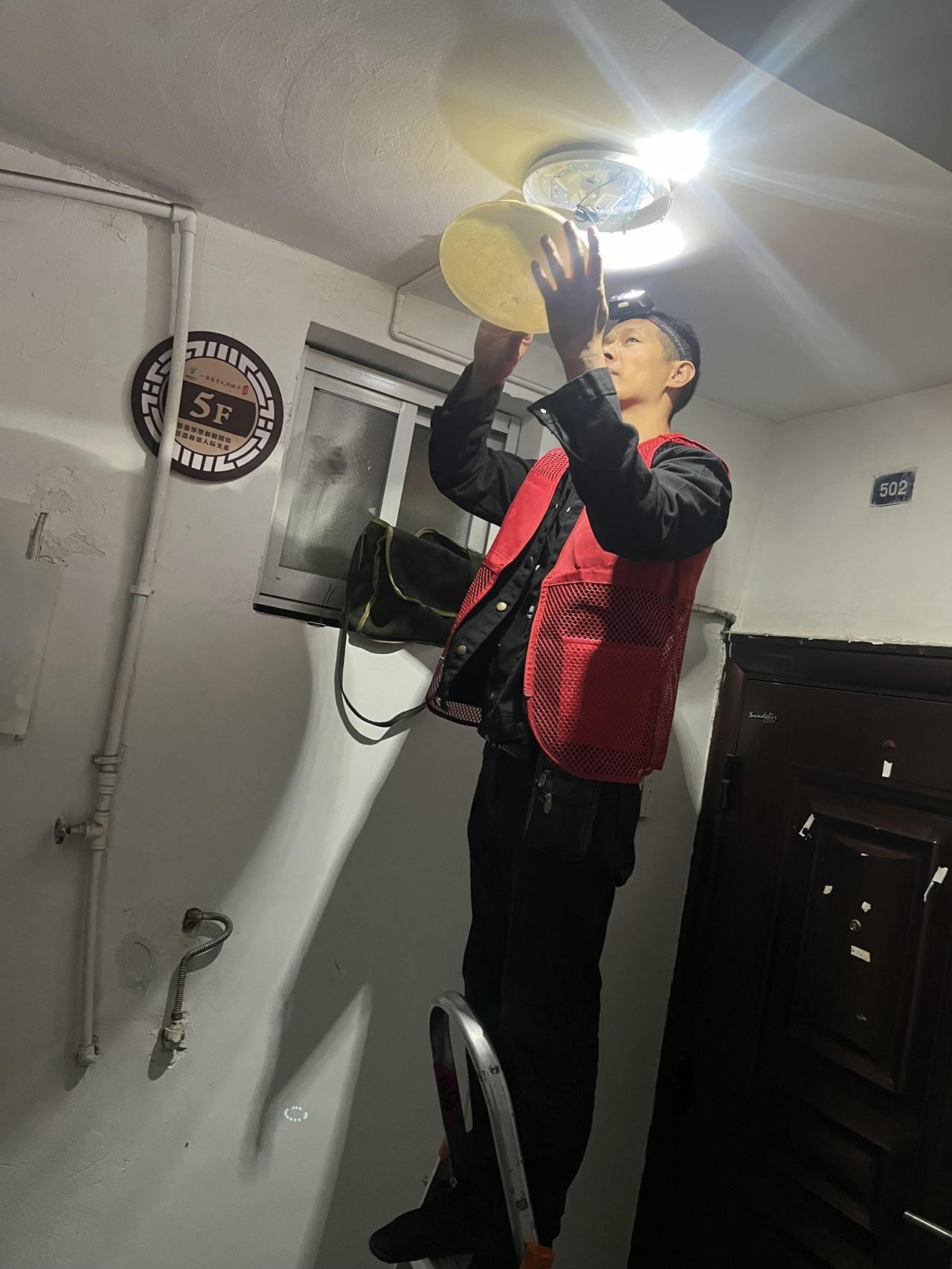 楼道灯维修费用高昂，他竟自掏腰包！这位社区居民为何如此？  第2张