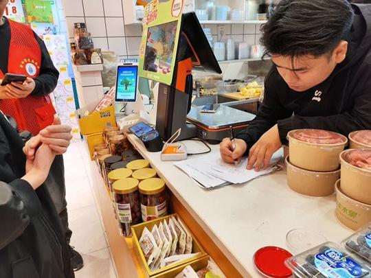 社区调解工资纠纷，水果店老板为何拒绝支付员工劳动报酬？  第2张