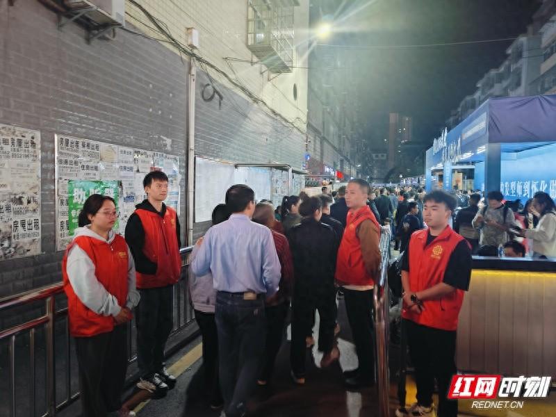 湖南怀化：40 名志愿者三班倒，助力人民理发师李晓华爆火出圈