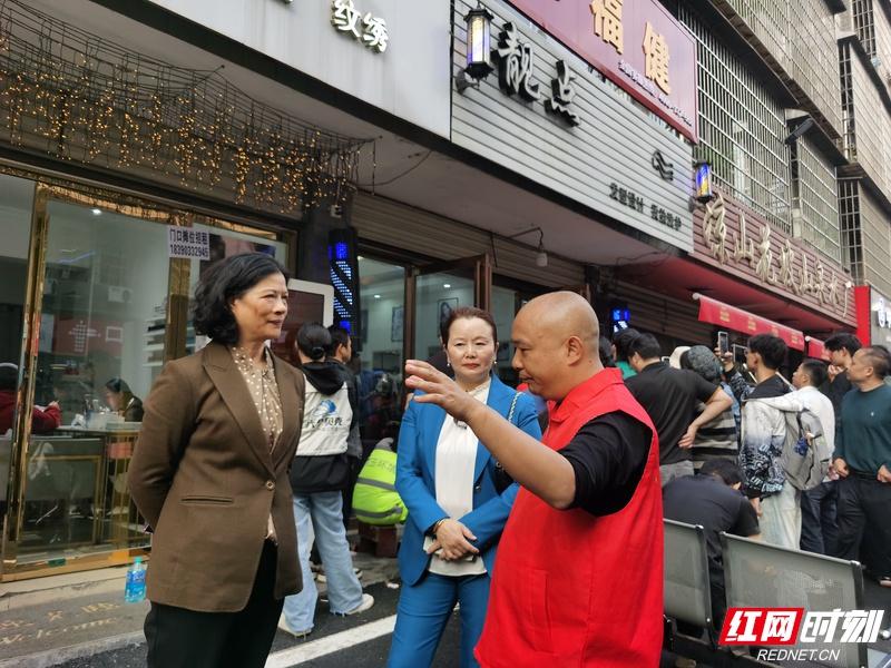 湖南怀化：40 名志愿者三班倒，助力人民理发师李晓华爆火出圈  第2张
